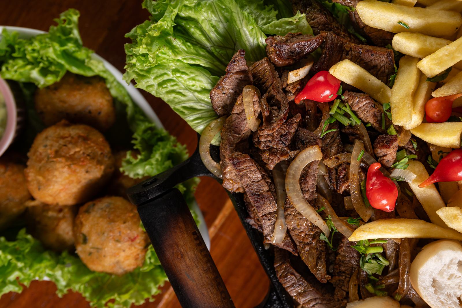 Porção de carnes e bolinhos do Chevette