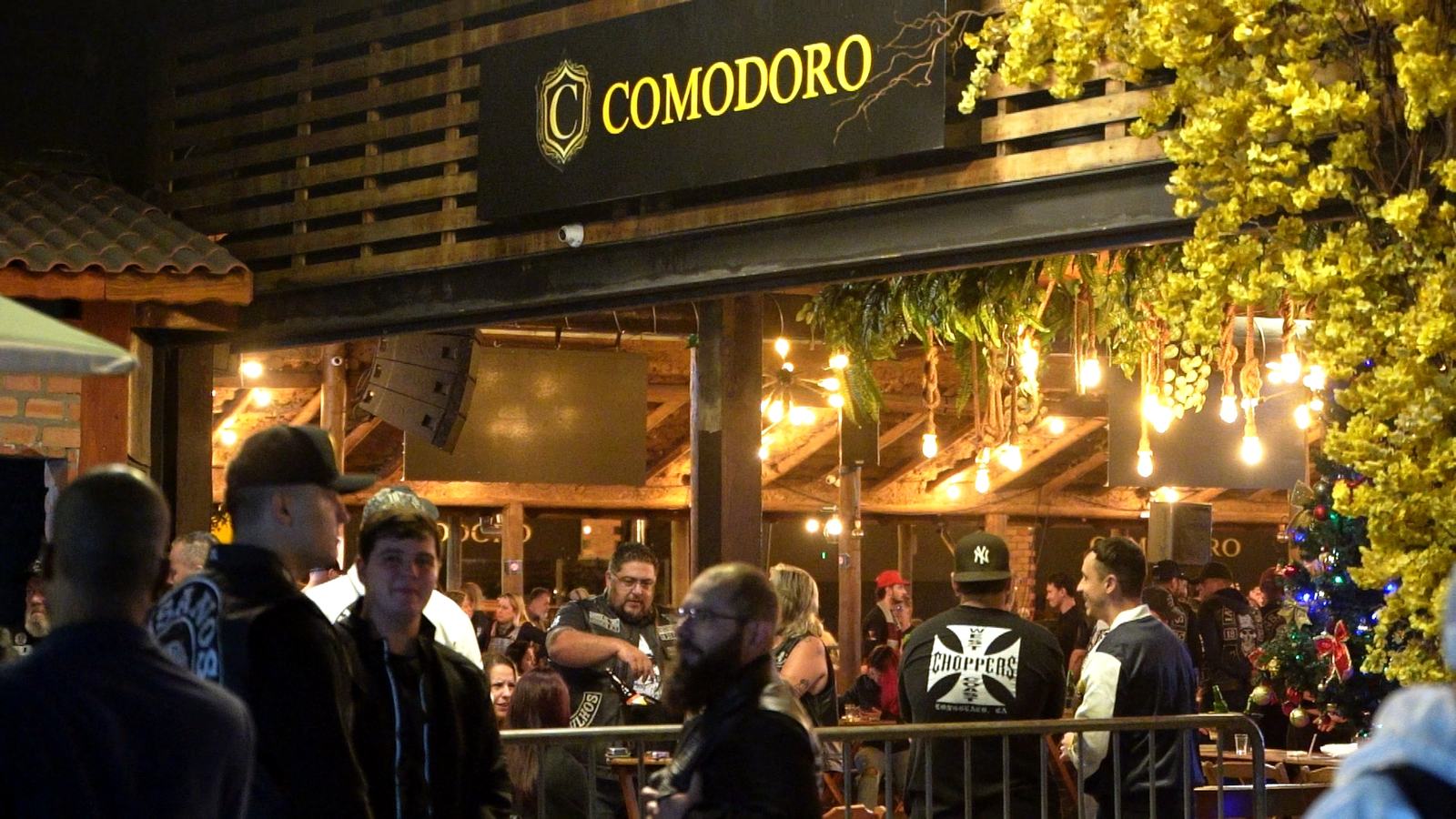Fachada iluminada do Comodoro Guarulhos à noite