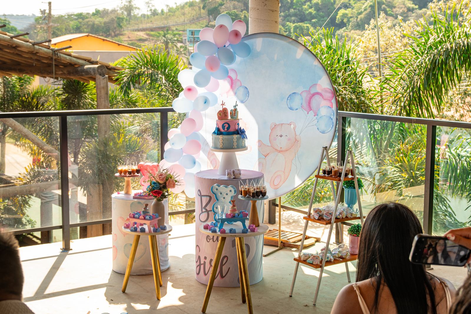 Aniversário montado na varanda com vista da serra