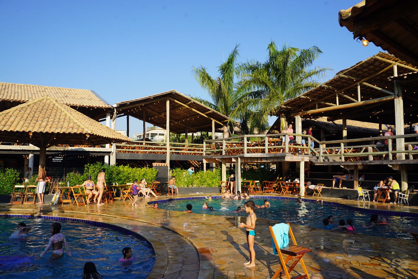 Piscina do Comodoro Mairiporã entre as palmeiras
