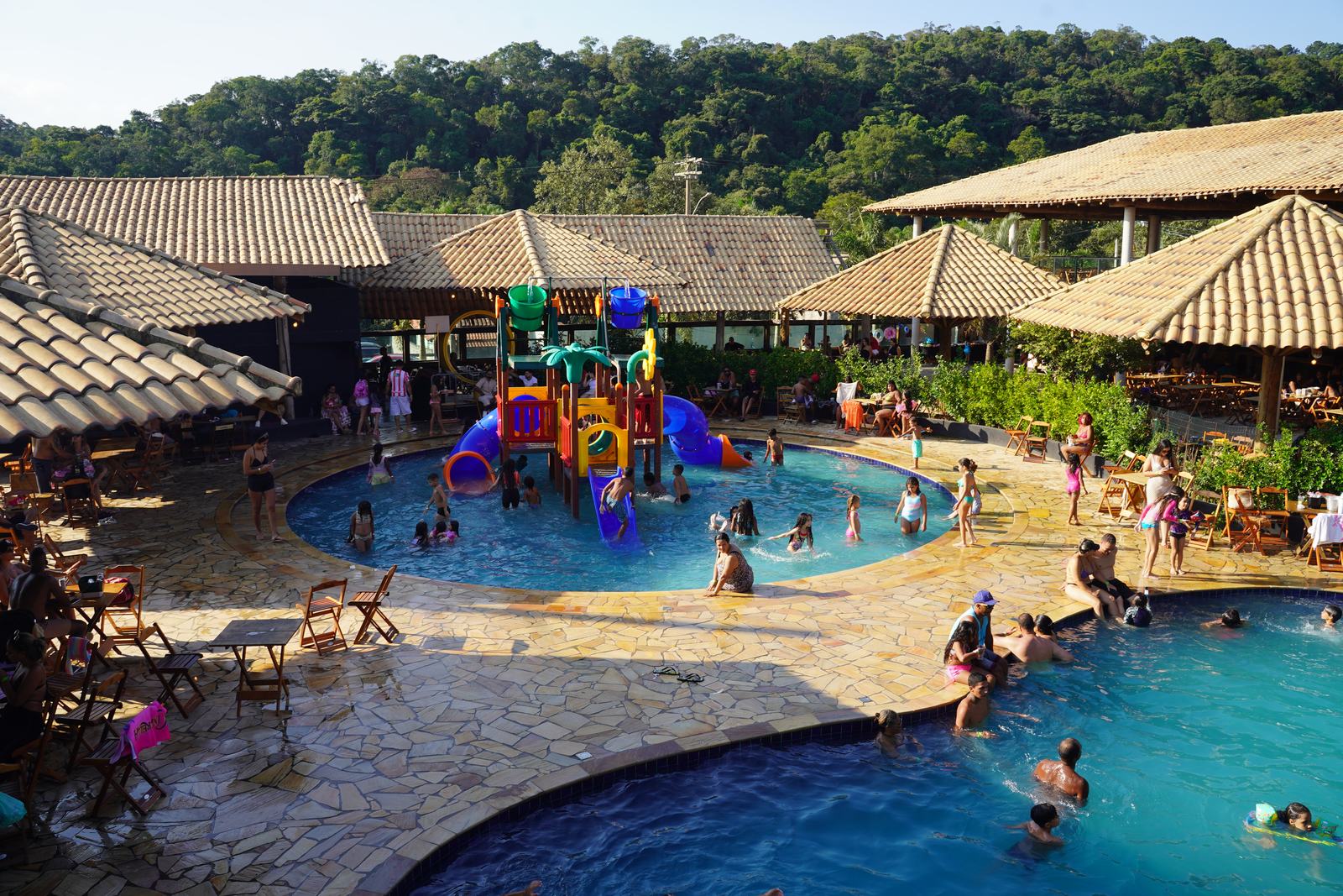 Piscina com área infantil no Comodoro Mairiporã