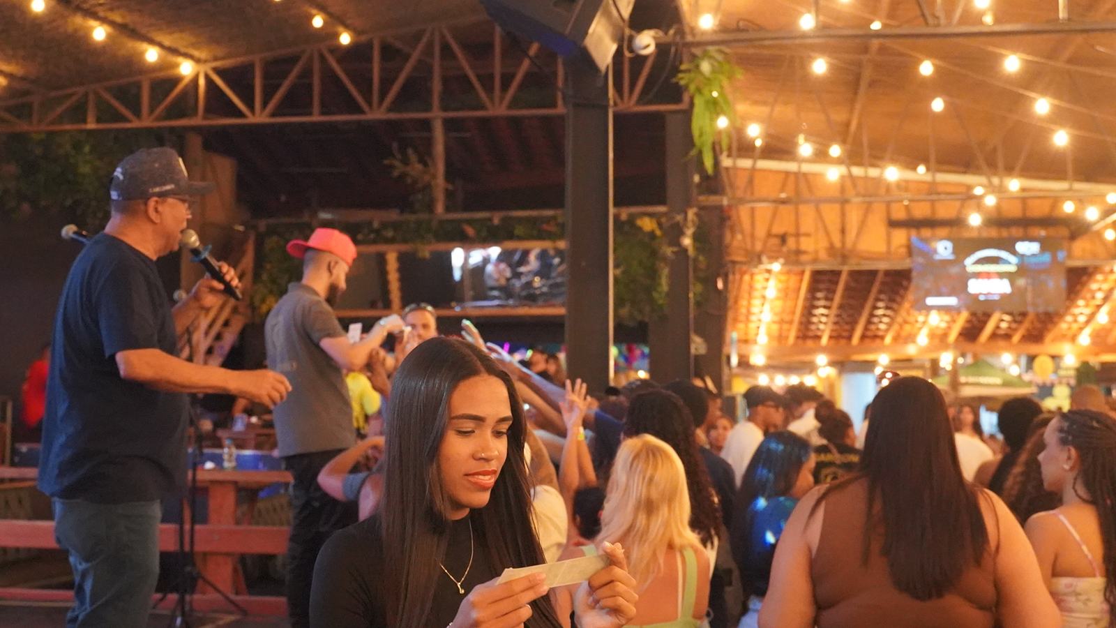 Área externa do Maverick à noite com luz pendente