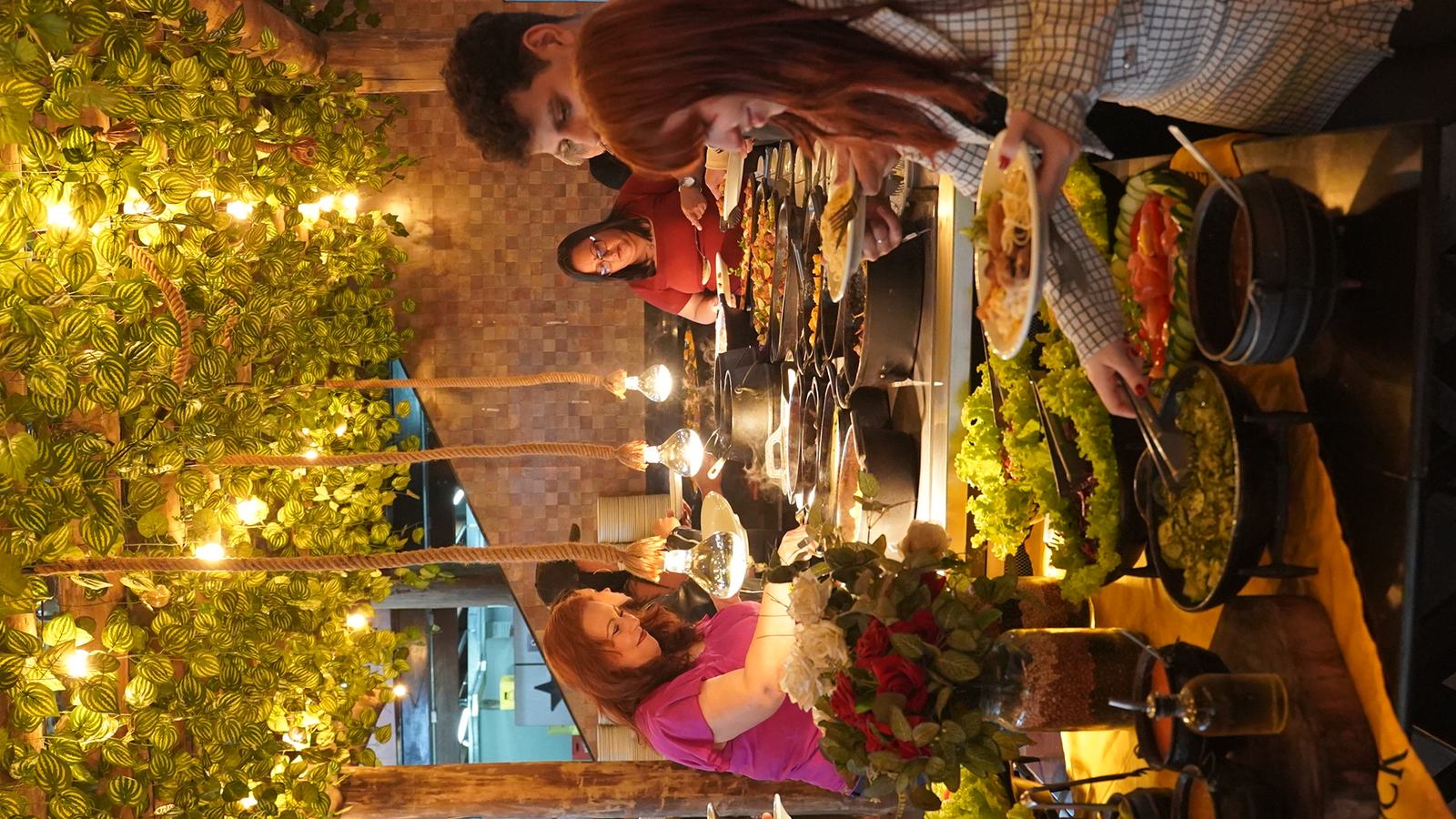 Buffet do Maverick montado sob as luzes